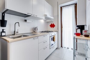 Frigorifero, microonde, forno, piano cottura