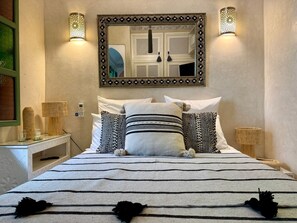 4 bedrooms, desk, iron/ironing board, travel cot - Riad Privatif, heated pool, Roof top, Staff, in Marrakech Kasbah, 4suits (Marrakesh)
