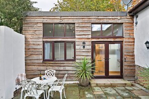 Cottage | Outdoor dining - Barn in Devon With Stargazing Bed (Tiverton)