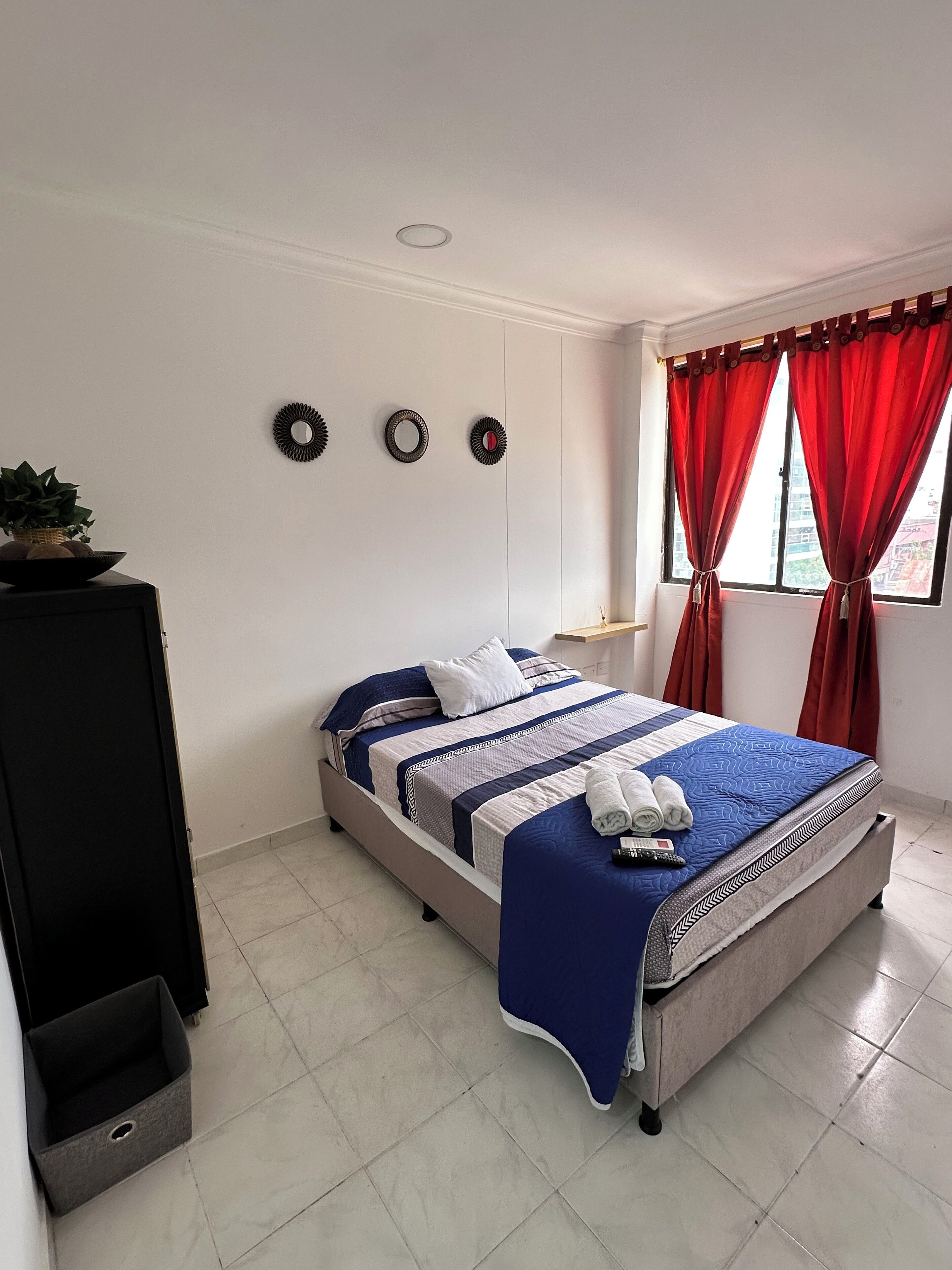 2 habitaciones, tabla de planchar con plancha, wifi y ropa de cama 