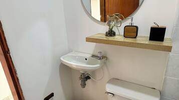 Doccia, asciugacapelli, asciugamani, sapone