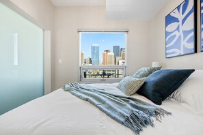 2 bedrooms, iron/ironing board, WiFi, bed sheets - Downtown Chic Retreat | Elegant + Free Parking (Calgary)