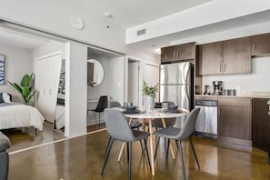 2 chambres, fer et planche à repasser, Wi-Fi, draps fournis