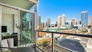 A modern apartment with a balcony overlooking a cityscape. - Downtown Chic Retreat | Elegant + Free Parking (Calgary)
