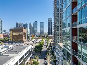 Exterior - Downtown Chic Retreat | Elegant + Free Parking (Calgary)