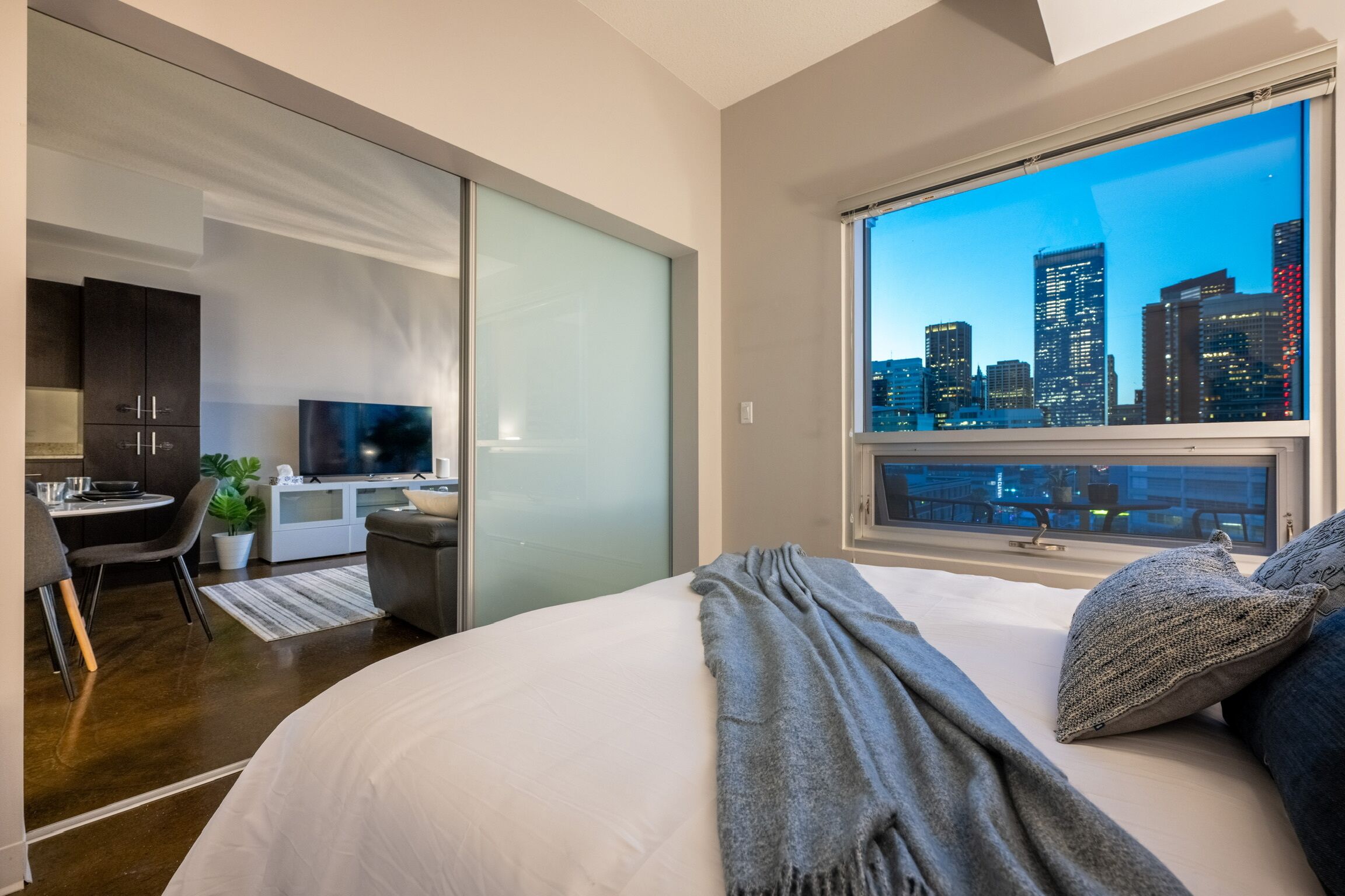 2 habitaciones, tabla de planchar con plancha, wifi y ropa de cama 