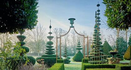 Historic Georgian Estate with Breathtaking Topiary Garden – Pet Friendly