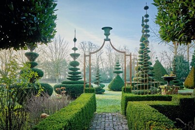 Historic Georgian Estate with Breathtaking Topiary Garden – Pet Friendly