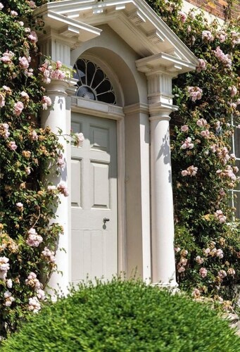 Historic Georgian Estate with Breathtaking Topiary Garden – Pet Friendly