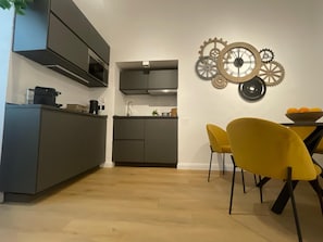 Apartamento, 2 quartos, cozinha, vista para a cidade | Cozinha privada | Geladeira grande, micro-ondas, cooktop, máquina de café expresso