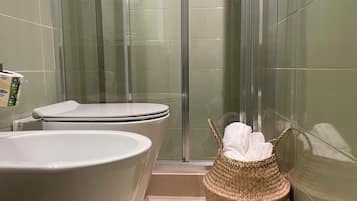 Appartamento, 2 camere da letto, cucina, vista città | Bagno | Doccia, soffione a pioggia, set di cortesia gratuito, asciugacapelli