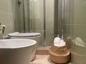 Leilighet, 2 soverom, kjøkken, byutsikt | Bad | Dusj, regndusjhode, toalettartikler (inkludert) og hårføner