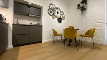 Apartment, 2 Schlafzimmer, Küche, Stadtblick | Eigene Küche | Großer Kühlschrank, Mikrowelle, Herdplatte, Espressomaschine