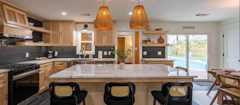 Houston Haven 5BR– Farmhouse Getaway w/Pool & Golf - City Center Memorial