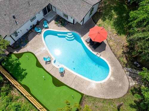 Houston Haven 5BR– Farmhouse Getaway w/Pool & Golf - City Center Memorial