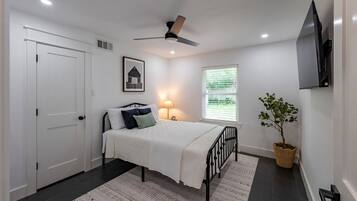 5 habitaciones, tabla de planchar con plancha, wifi y ropa de cama