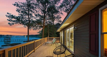 Bayfront Escape, Private Dock, Large Deck, and Views!