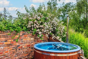 Cottage | Outdoor spa tub - Stone Cottage Near Scafell Pike, No Deposit (Monmouth)