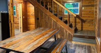 Three Oaks Cabin - A Log Cabin Just 3 Miles East of Jasper on Hwy 74E