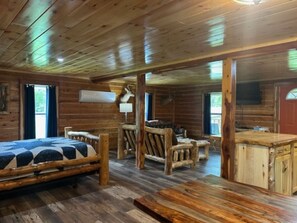 2 bedrooms, WiFi, bed sheets - Three Oaks Cabin - A Log Cabin Just 3 Miles East of Jasper on Hwy 74E (Jasper)