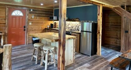 Three Oaks Cabin - A Log Cabin Just 3 Miles East of Jasper on Hwy 74E