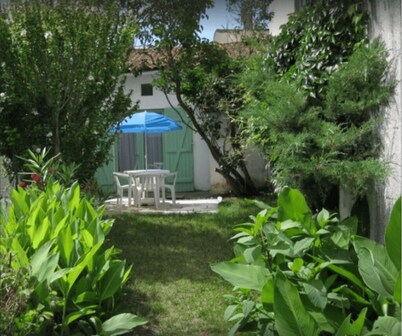 Quiet village house, 300 m from the beach, heart of Saint-Georges-de-Didonne