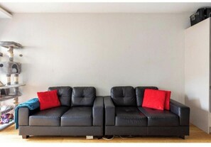 Living area - Elegant London Escape — 2BR Apartment with Breakfast & Daily Cleaning (London)