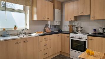 Apartment | Private kitchen | Cookware/dishes/utensils
