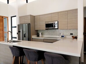 Geladeira, micro-ondas, fogão, cooktop
