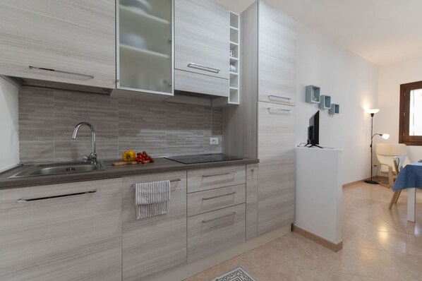 Réfrigérateur, four à micro-ondes, surface de cuisson, lave-vaisselle