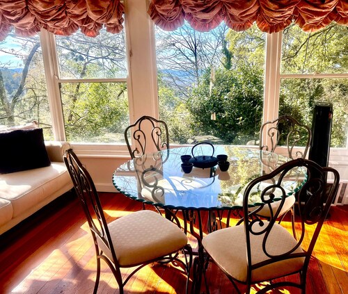 Romantic Hills Cottage w/ Fireplace