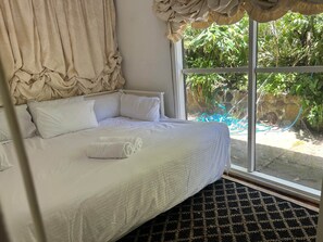 4 bedrooms, iron/ironing board, WiFi, bed sheets