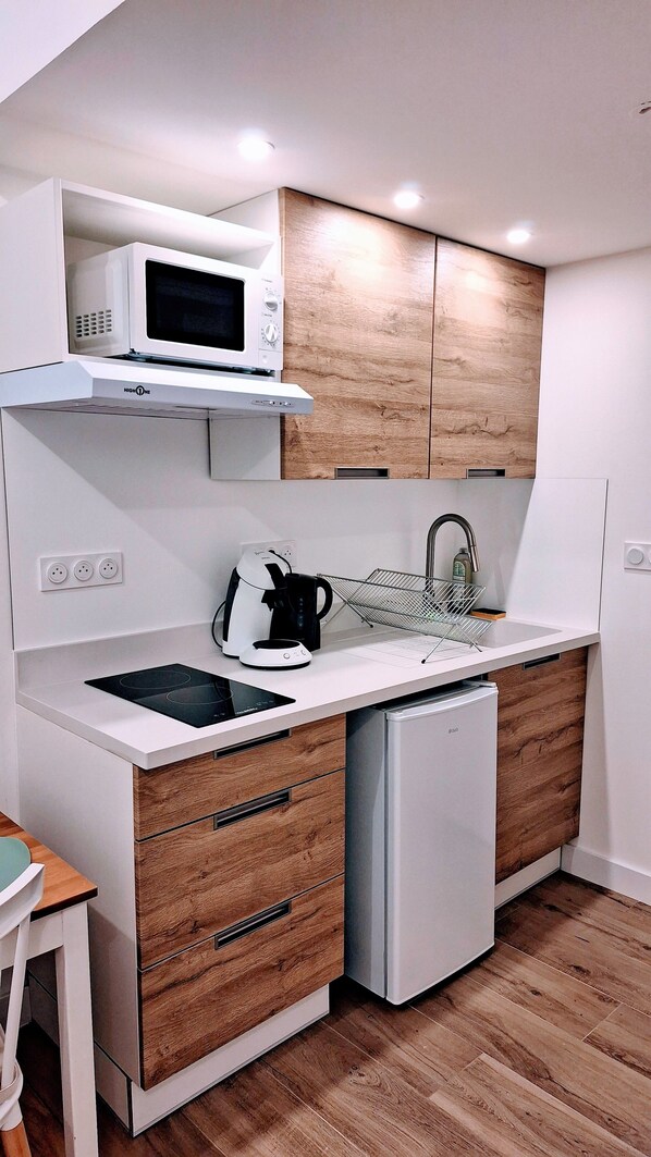Kühlschrank, Mikrowelle, Herdplatte, Wasserkocher mit Kaffee-/Teezubehör