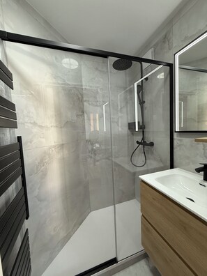 Dusche, Haartrockner, Bidet, Handtücher