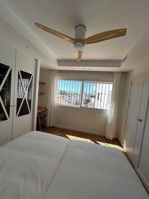 2 quartos, escrivaninha, ferros/tábuas de passar roupa