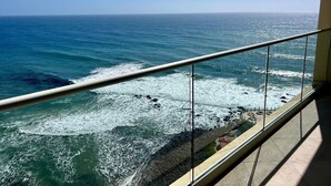 A balcony with a clear view of the ocean and rocky shoreline. - Las Olas Grand 3br Luxury- Beach, Pools, Hot tubs (Rosarito)