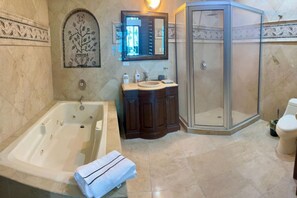 Shower, jetted bath, hair dryer - Las Olas Grand 3br Luxury- Beach, Pools, Hot tubs (Rosarito)