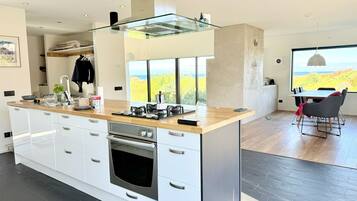 Geladeira, micro-ondas, fogĂŁo, cooktop