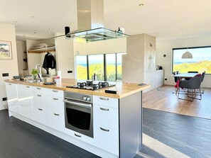 Geladeira, micro-ondas, fogão, cooktop