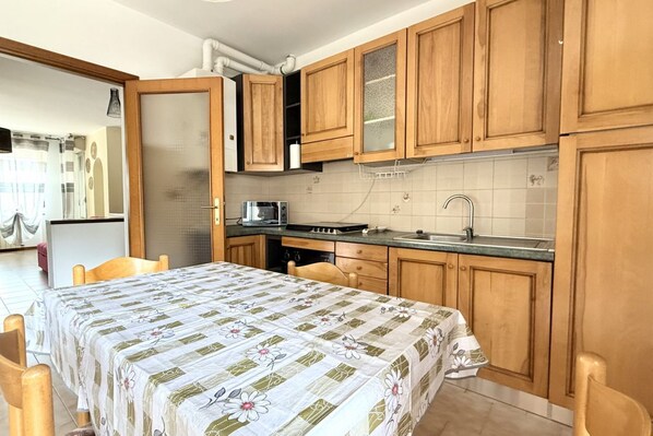 Fridge, oven