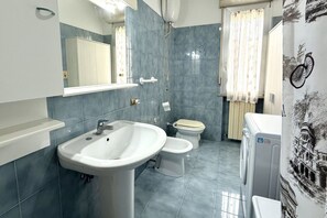 Shower, bidet, towels -  PP05 - Porto Potenza, large three-room apartment near the sea (Porto Potenza Picena)