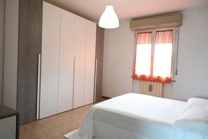 2 bedrooms, bed sheets -  PP05 - Porto Potenza, large three-room apartment near the sea (Porto Potenza Picena)