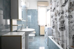 Shower, bidet, towels