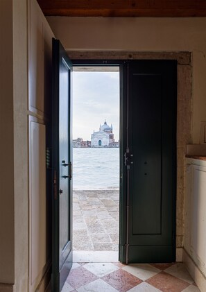 Interior - Contemporary Style Apartment with Garden in Dorsoduro (Venecia)