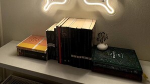 A shelf with books and a butterfly-shaped light fixture. - the New lovely Athens Central apartment (Athina)