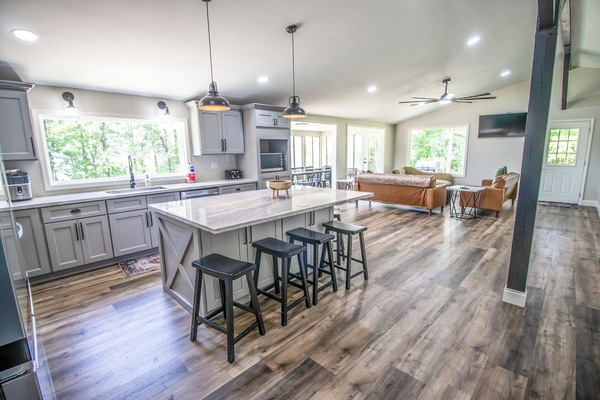 Frigorifero, microonde, forno, piano cottura