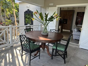 Outdoor dining - Charming villa in Anse Marcel. (Saint-Martin)