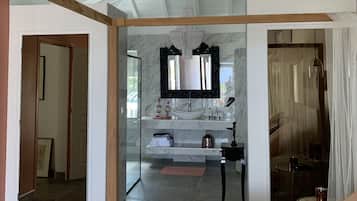 2 bedrooms, in-room safe, iron/ironing board, free WiFi