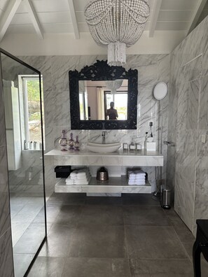 Shower, hair dryer, towels, soap - Charming villa in Anse Marcel. (Saint-Martin)