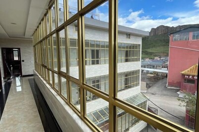 Luqu Hongshiya Holiday Hotel